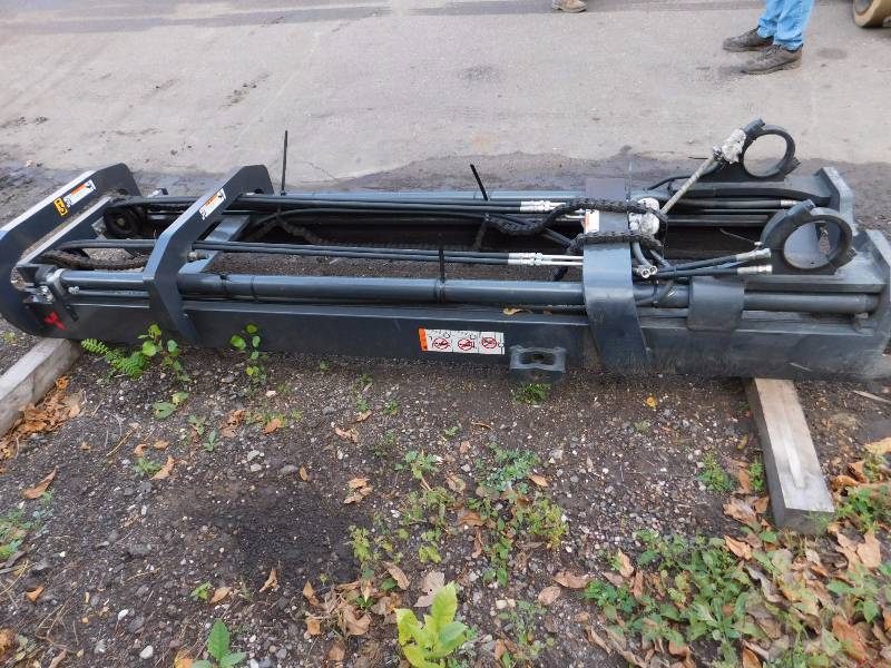 lot 31 image: 5000lb Mitsubishi Forklift Mast