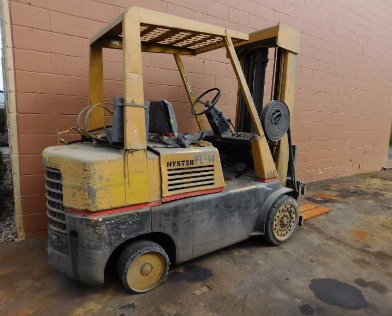 lot 32 image: 8000lb Hyster S80 Forklift
