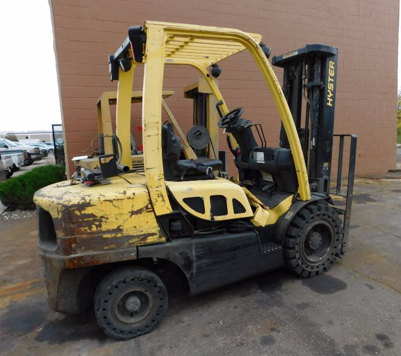 lot 33 image: 2006 Hyster H70FT Forklift