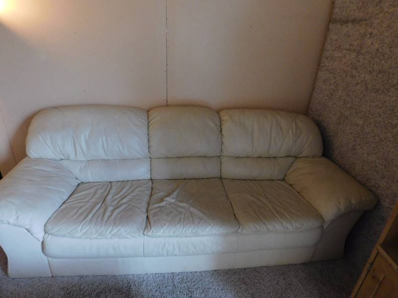 lot 39 image: Living Room Set