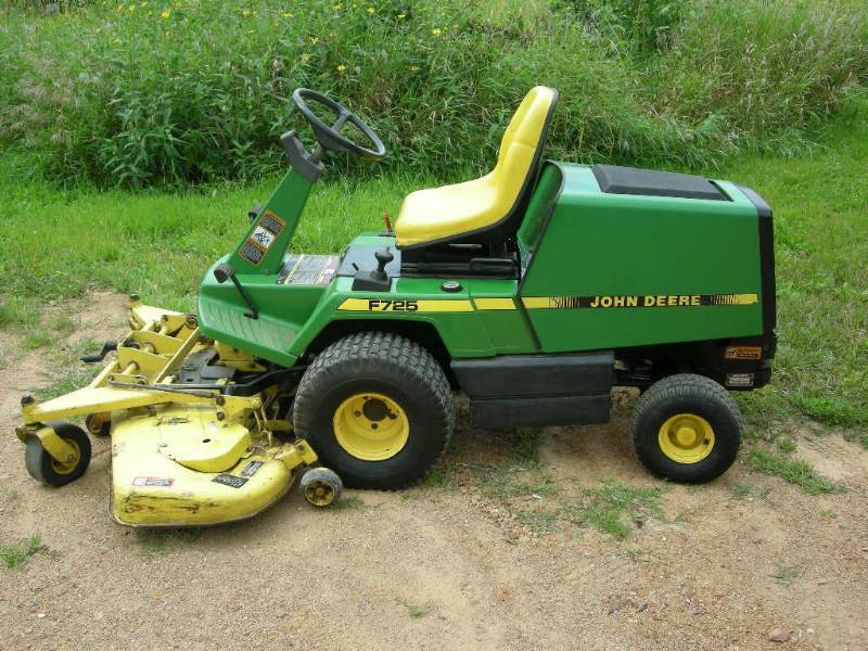 lot 1 image: John Deere F725 Front Mower