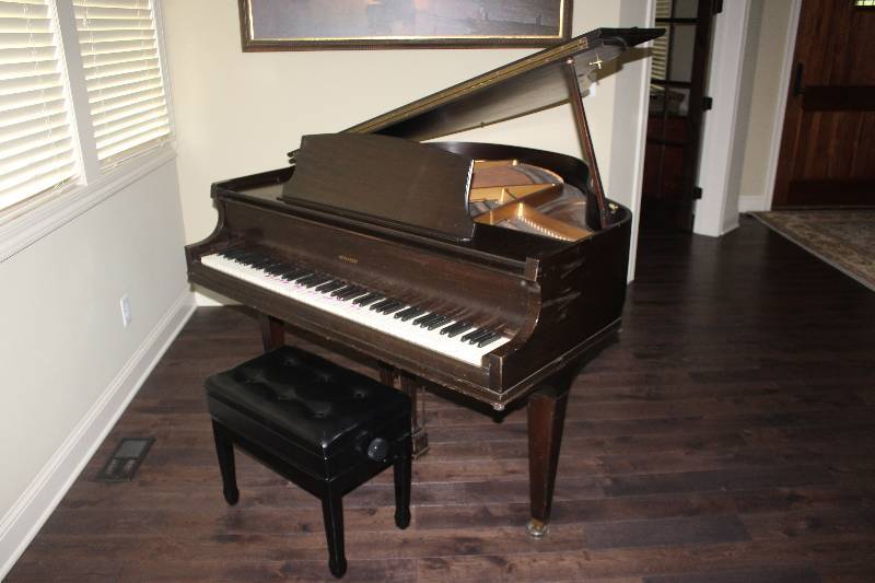 lot 3 image: Monarch 2-Pedal 3-Leg Piano w Flip Top