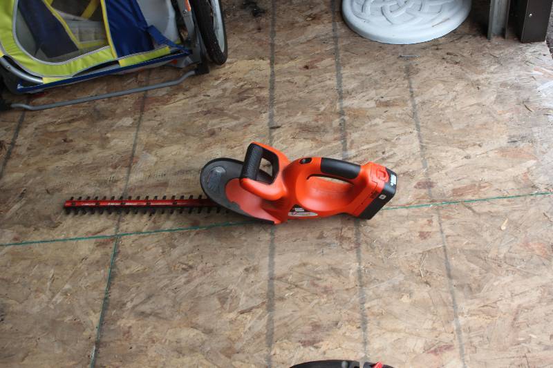 lot 25 image: Hedge Hog 22in. Cordless Edger w Battery Pack