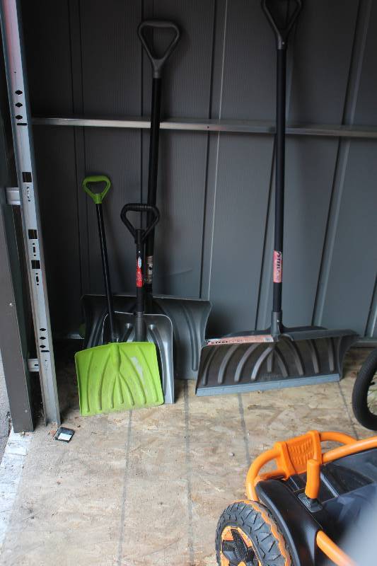 lot 24 image: Snow Shovels