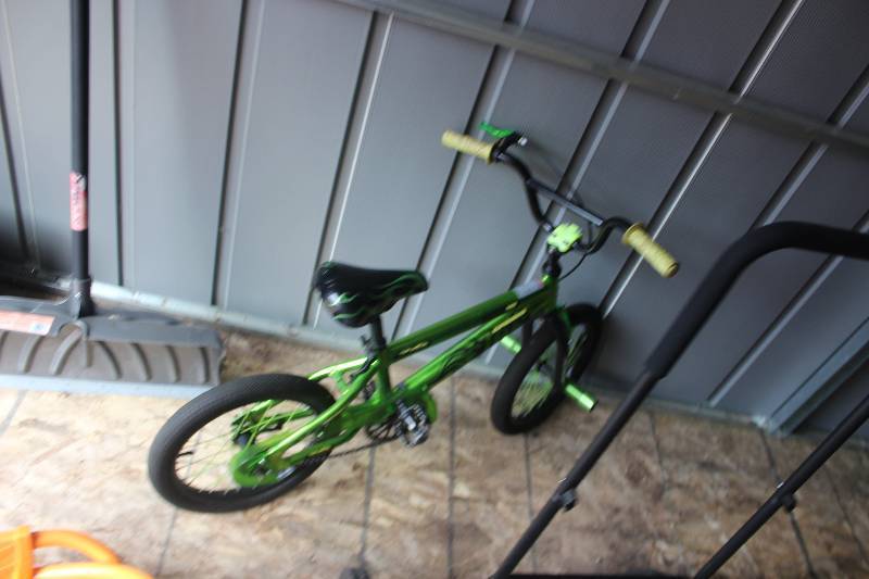 lot 22 image: Cross Trak 16-Series Kids Trick Bike w Trick Pegs