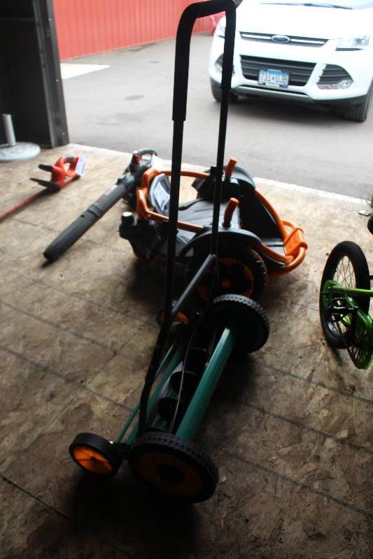 lot 21 image: Manual Pushmower w Adjustable Height