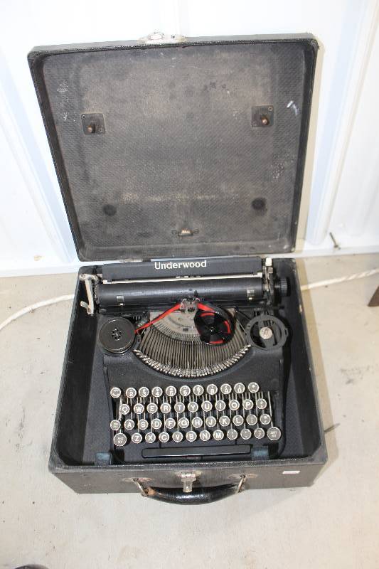 lot 45 image: Underwood Manual Typewriter w Case