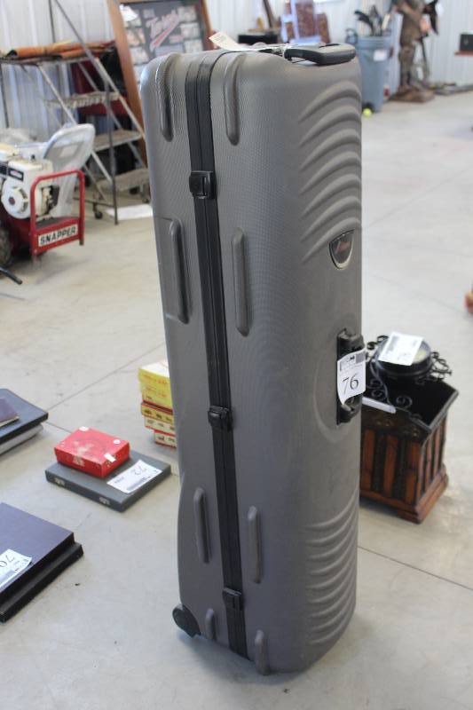 lot 76 image: Golf Bag Hard Travel Case