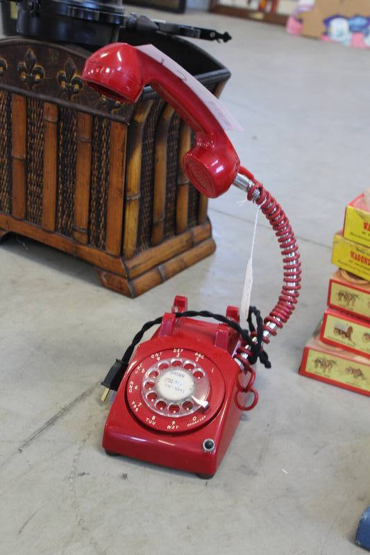 lot 75 image: Rotary Phone Table Lamp