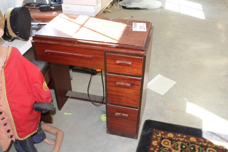 lot 253 image: Vintage Singer Sewing Machine Table