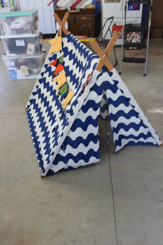 lot 239 image: Lokki Wood Frame Fabric Side Tent