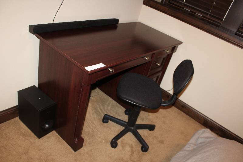 lot 5B image: Wood Desk w Rolling Office Chair