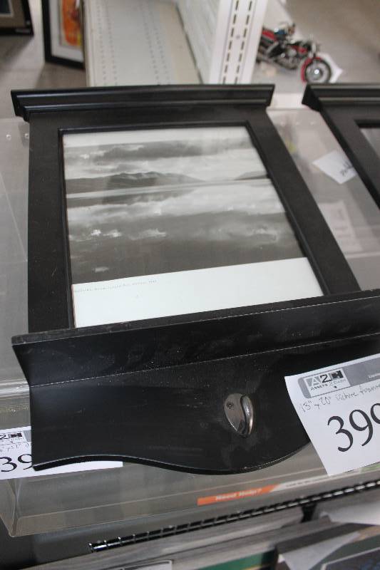 lot 399 image: Picture Frame Shelf w Hook