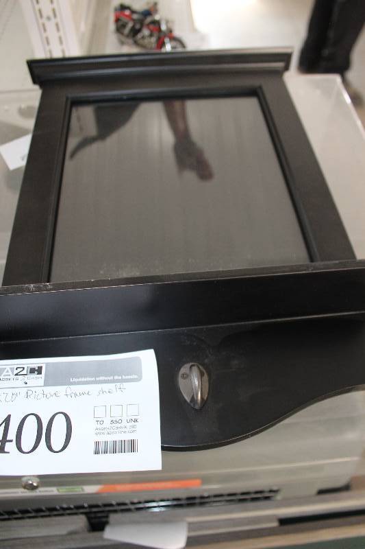 lot 400 image: Picture Frame Shelf w Hook