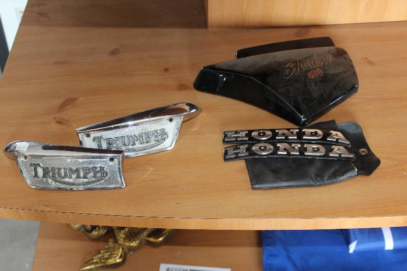 lot 505 image: Triumph, Honda Motorcycle Nameplates, Pegs, Side Cover