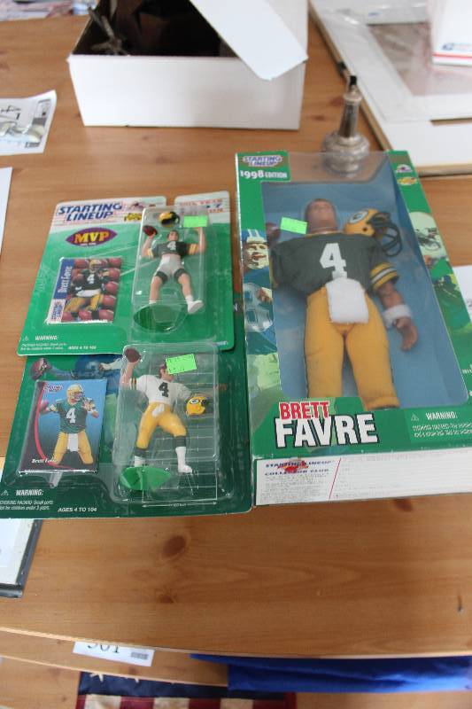 lot 509 image: Lot of (3) Starting Lineup 1998 #4 Brett Favre Action Figures