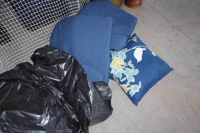 lot 487 image: Patio Chair Cushions