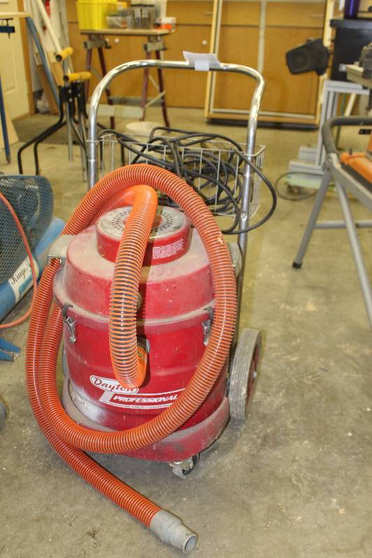 lot 17 image: Dayton Professional Wet & Dry Vacuum
