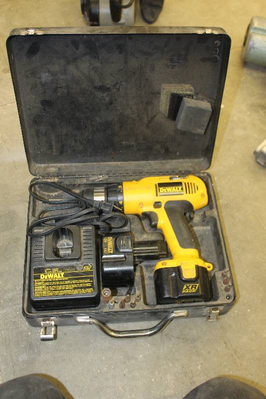 lot 72 image: Dewalt 12V Adjustable Clutch Cordless Variable Speed Reverible Drill w Case, Battery, Charger, Bits