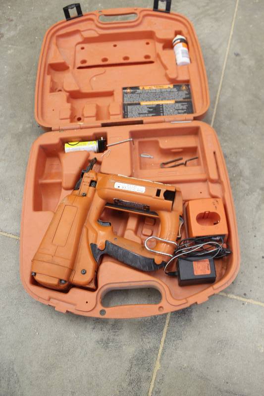 lot 54 image: Paslode Cordless 18GA Straight Finish Nailer w Case, Charger
