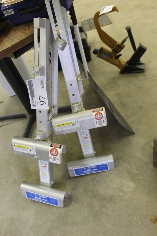 lot 97 image: Werner Short Body 2-Rung Ladder Jacks