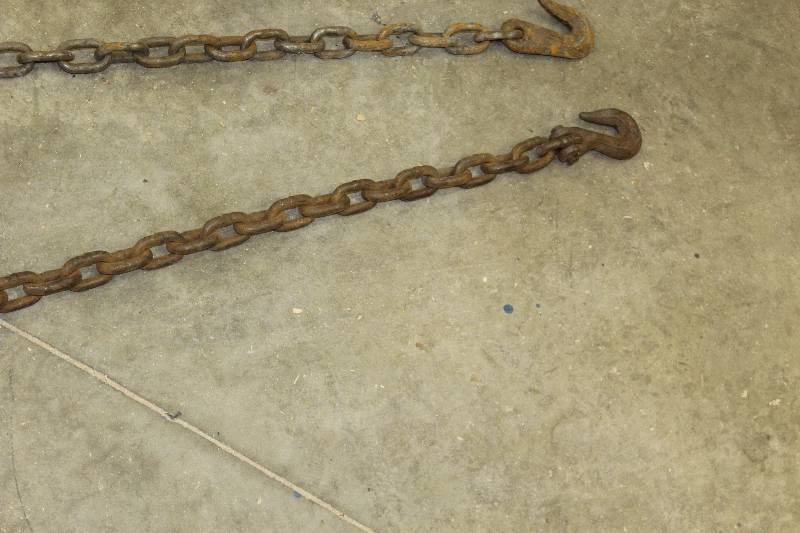 lot 142 image: 12ft. Chain w End Hooks