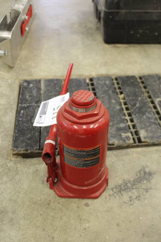 lot 115 image: Torin Big Red 20-Ton Hydraulic Bottle Jack