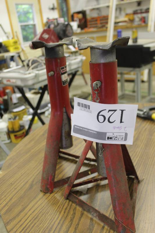 lot 129 image: Lot of (2) Jack Stands