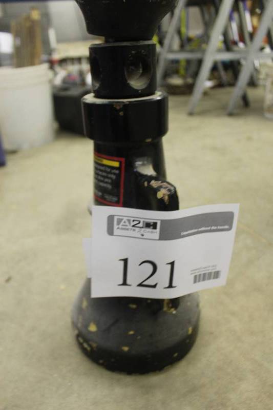 lot 121 image: Torin Big Red 20-Ton Screw Jack