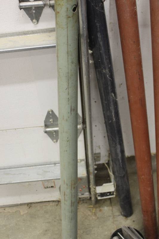 lot 138 image: Lot of (2) 46in. Adjustable Posts