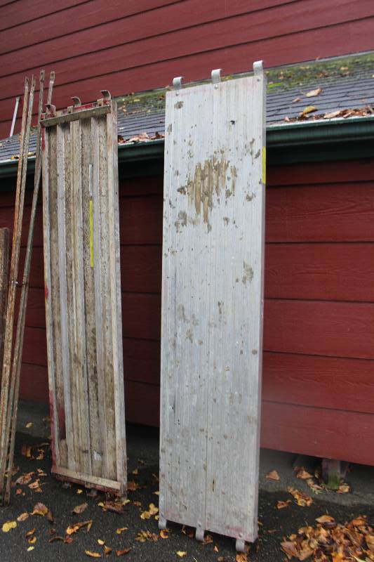 lot 25 image: Lot of (3) Planks