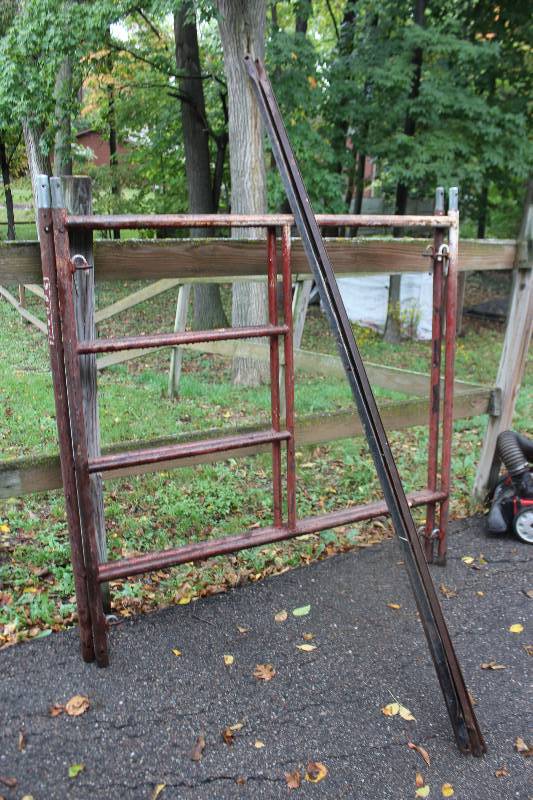 lot 26 image: Scaffold (2) Uprights and (2) Cross Braces