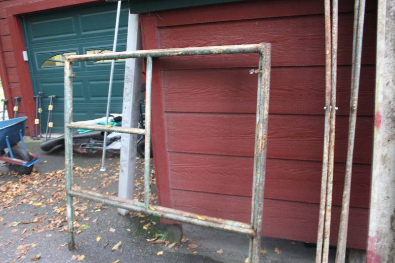 lot 27 image: Scaffold (2) Uprights and (2) Cross Braces