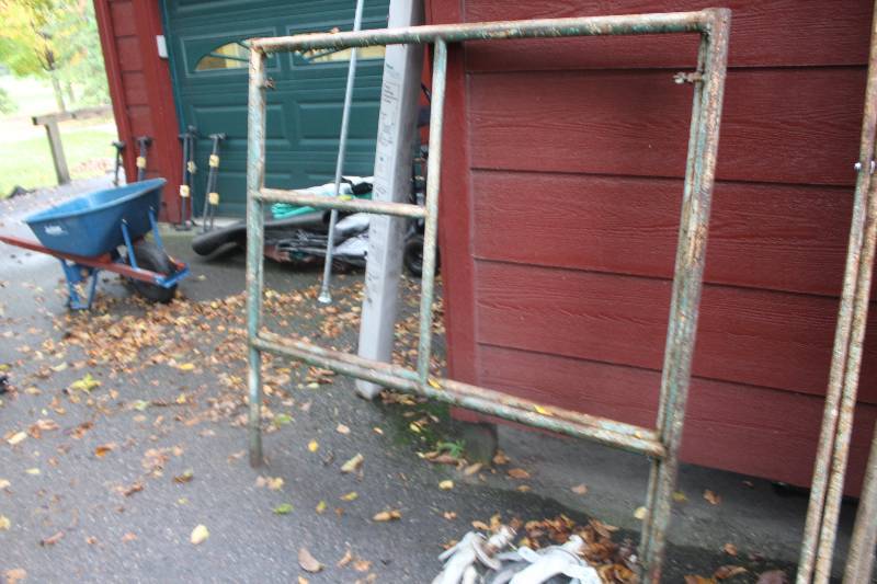 lot 28 image: Scaffold (2) Uprights and (2) Cross Braces