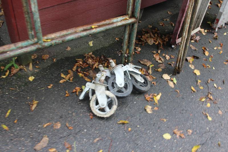lot 29 image: Lot of (4) Scaffolding Casters