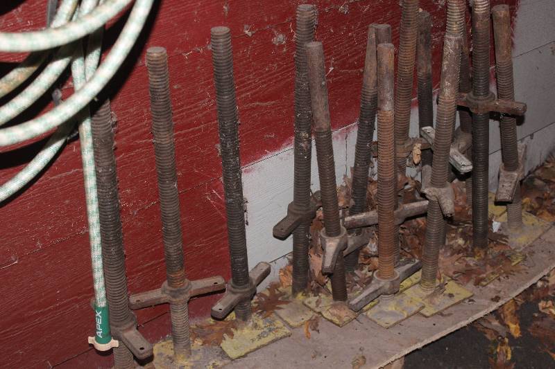 lot 39 image: Lot of (4) Scaffold Leveling Legs