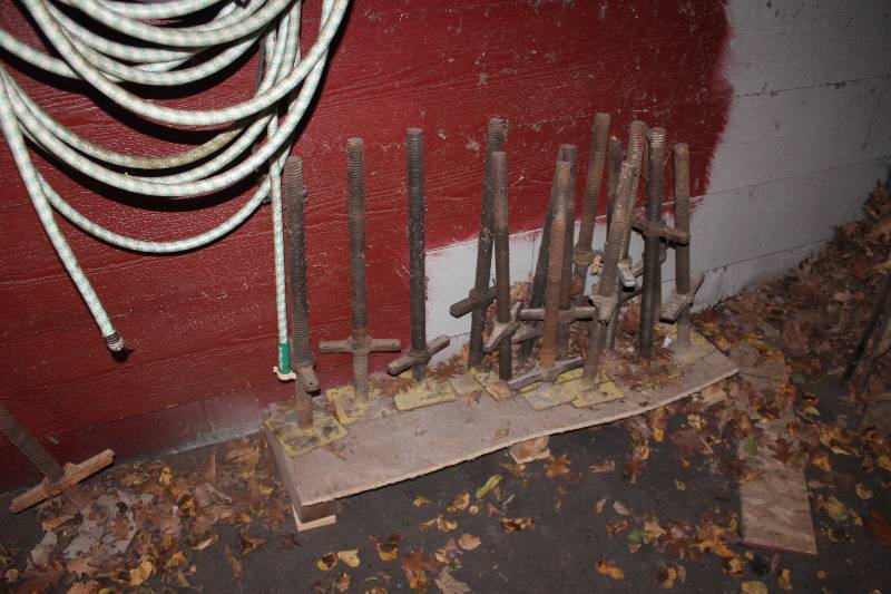 lot 40 image: Lot of (4) Scaffold Leveling Legs