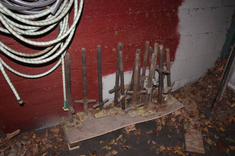 lot 41 image: Lot of (4) Scaffold Leveling Legs