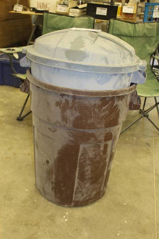 lot 183 image: 30-Gallon Plastic Trash Can w Lid