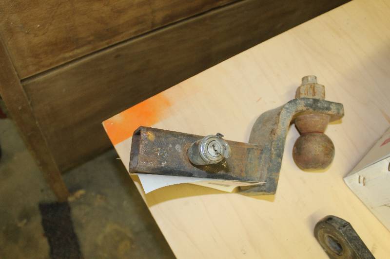 lot 165 image: Trailer Hitch w 2-516in. Ball, Locking Pin