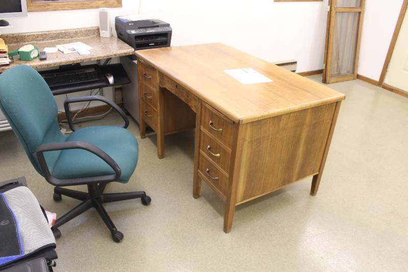 lot 184 image: Wood Office Desk w Rolling Office Chair