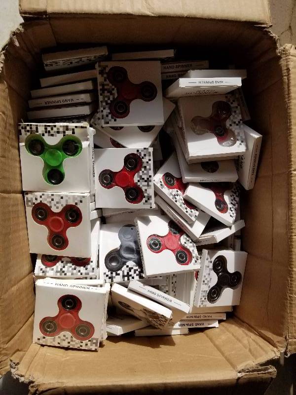 lot 11 image: 32lb box of spinners - NEW