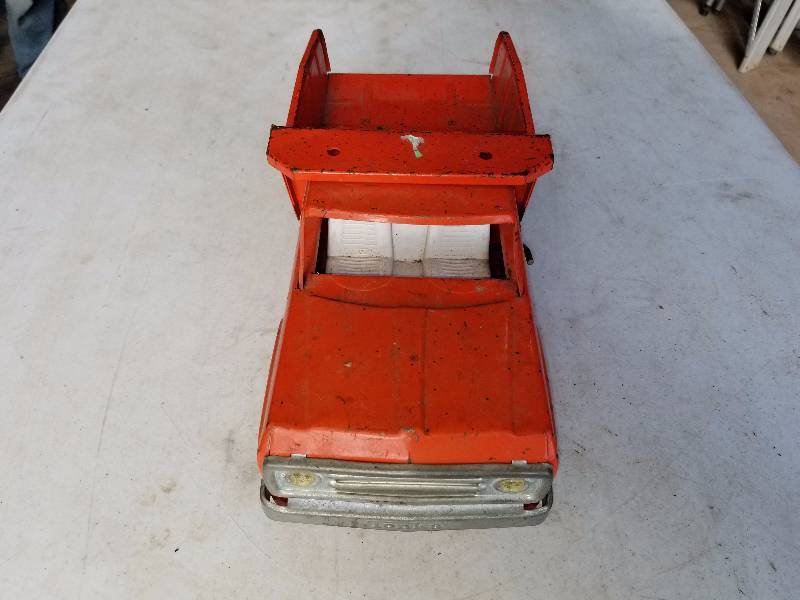 lot 49 image: Vintage Orange Tonka Dump Truck