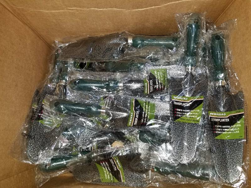 lot 17 image: 24 Gardening Aprons & 50 Shovels