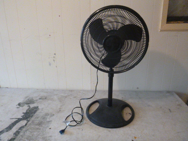 lot 15 image: Lasko Oscillating Fan