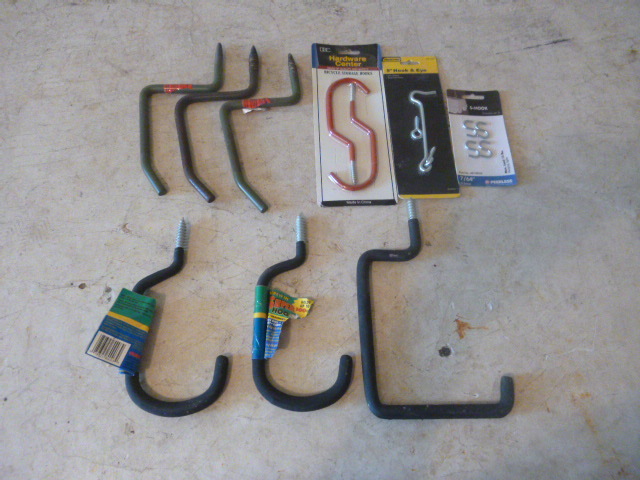 lot 19 image: Miscellaneous Hooks