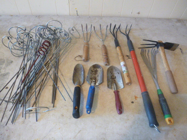lot 20 image: Miscellaneous Garden Tools