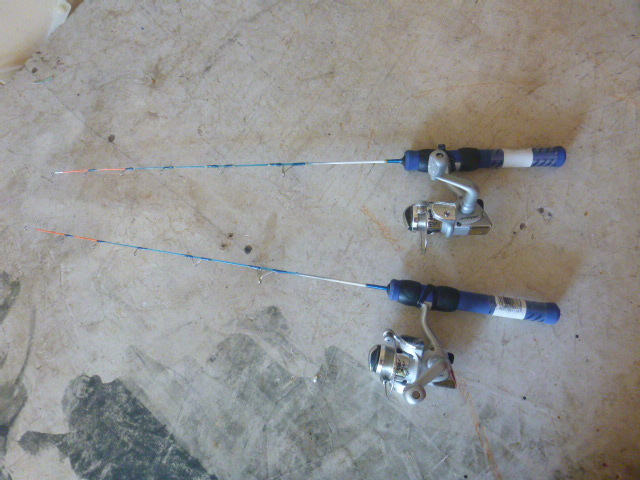 lot 40 image: 2 Ice Fishing Rods and Reels