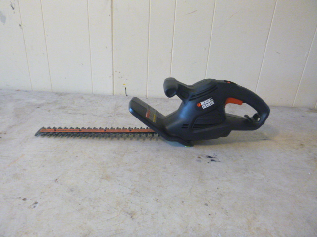 lot 56 image: Black & Decker 16 Electric Hedge Trimmer