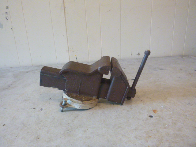 lot 77 image: Swivel Bench Vise